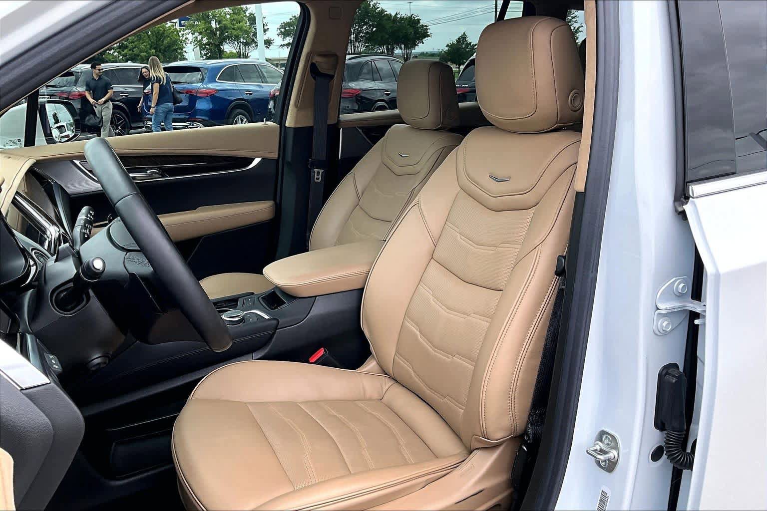Used 2024 Cadillac XT6 Premium Luxury w/ Platinum Package AWD/4WD image 8