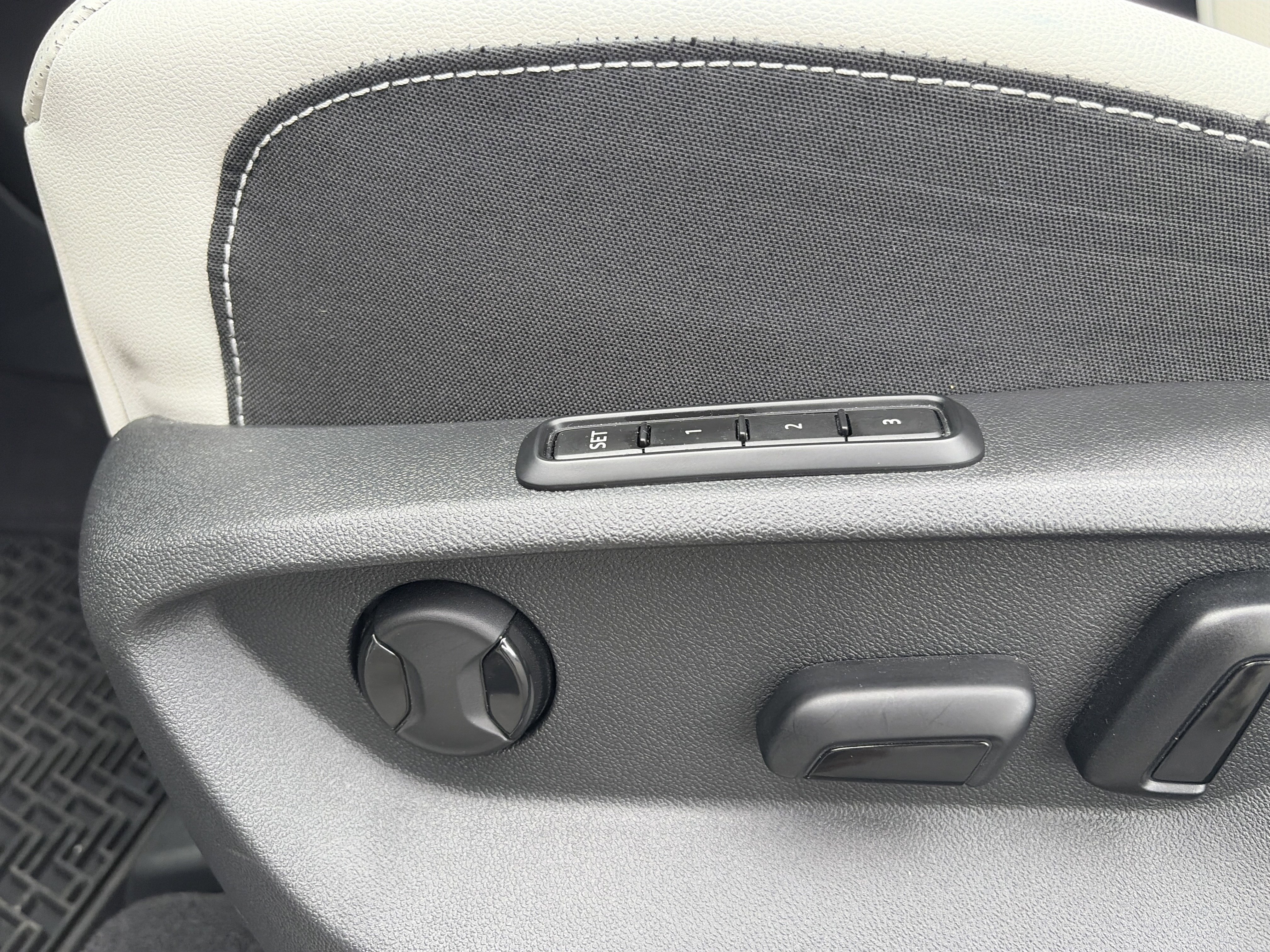 Used 2024 Volkswagen Atlas Cross Sport SEL Premium R-Line image 25