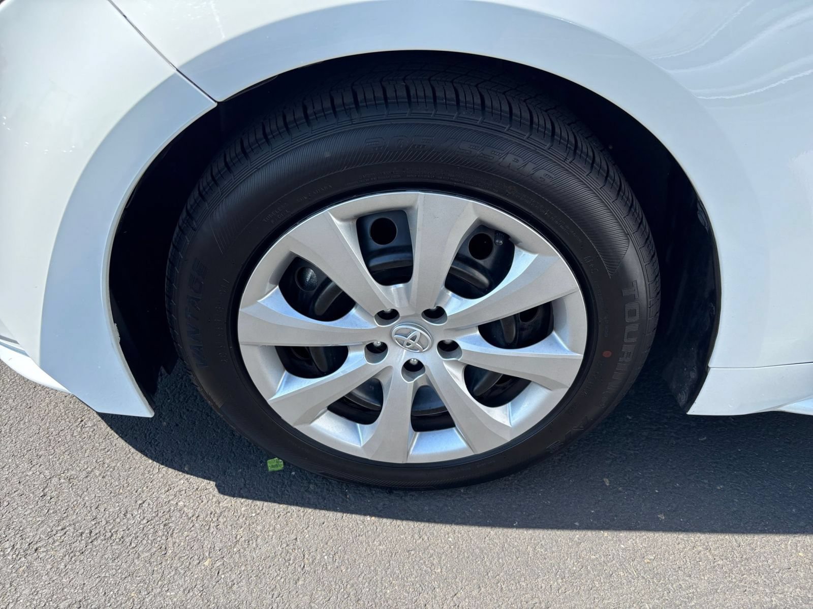 Used 2025 Toyota Corolla LE FWD image 28