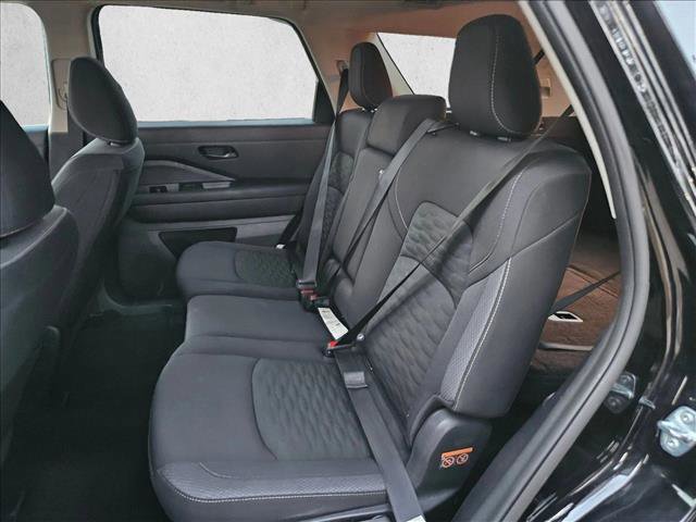 Used 2025 Nissan Pathfinder SV image 18