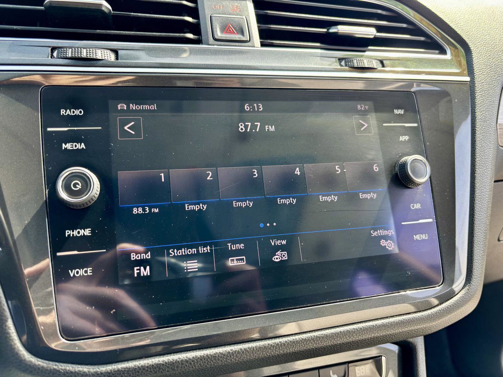 Used 2018 Volkswagen Tiguan SEL AWD/4WD image 37