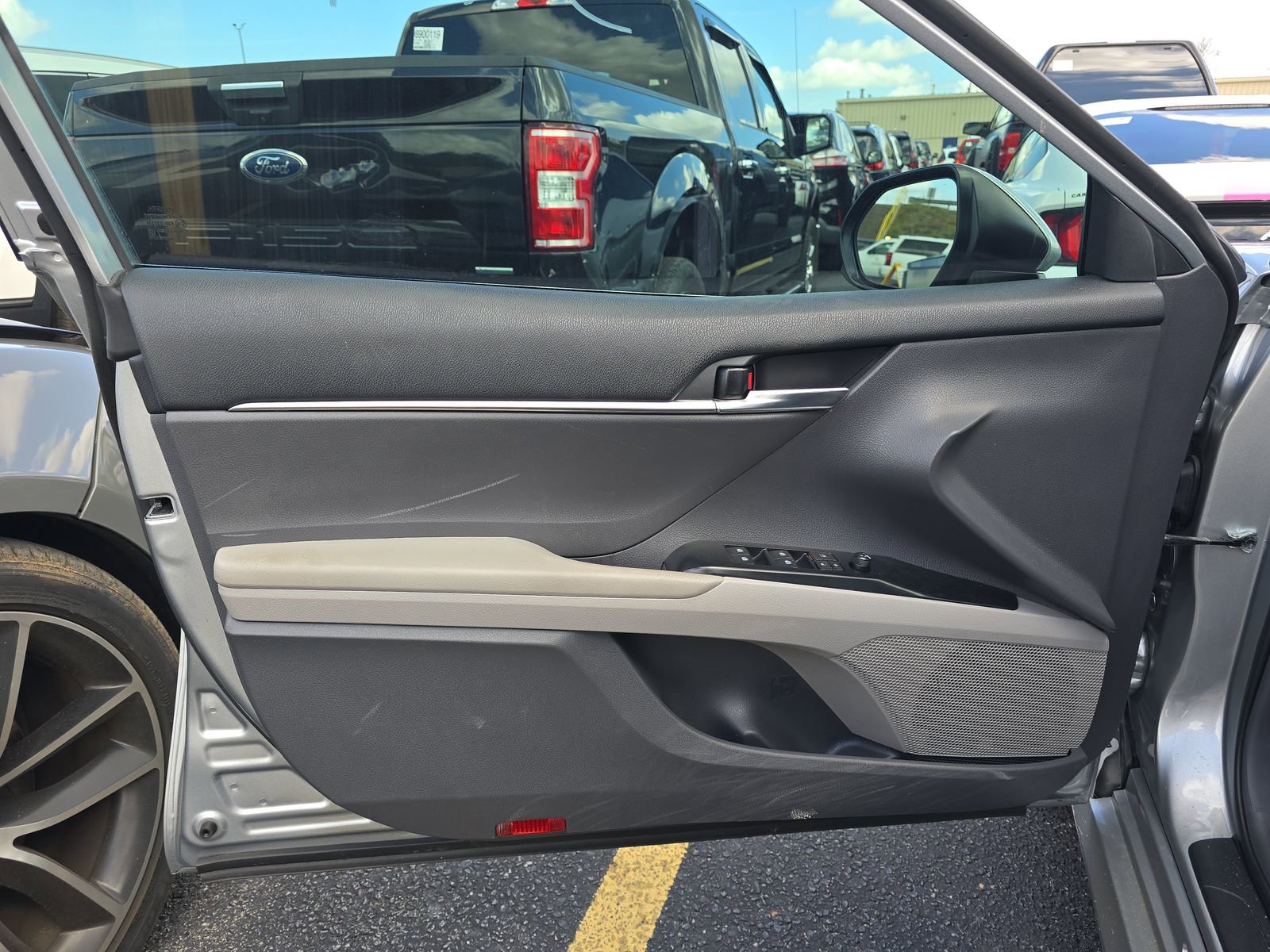 Used 2020 Toyota Camry LE image 16