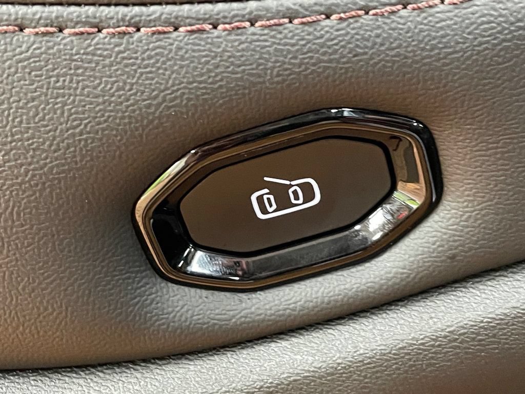 Used 2025 Jeep Wagoneer S Limited AWD/4WD image 21