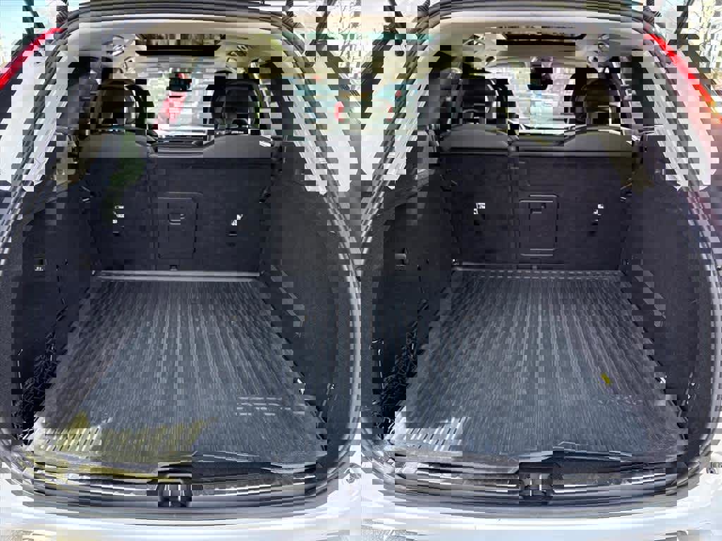 Used 2018 Volvo XC60 T6 Momentum w/ Convenience Package image 29