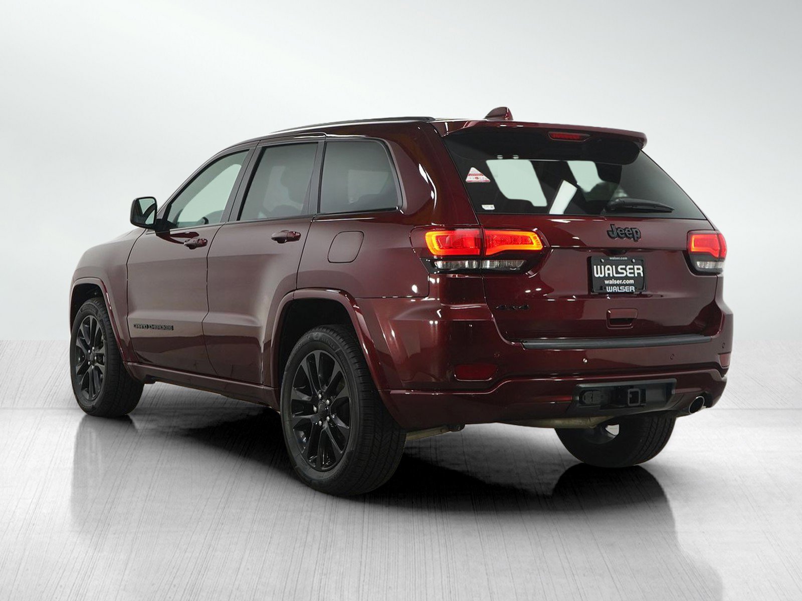 Used 2020 Jeep Grand Cherokee Altitude image 3