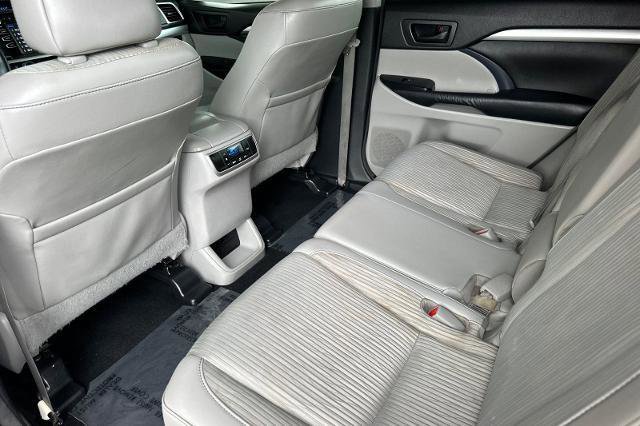 Used 2016 Toyota Highlander Plus w/ Preferred Accessory Package FWD image 14