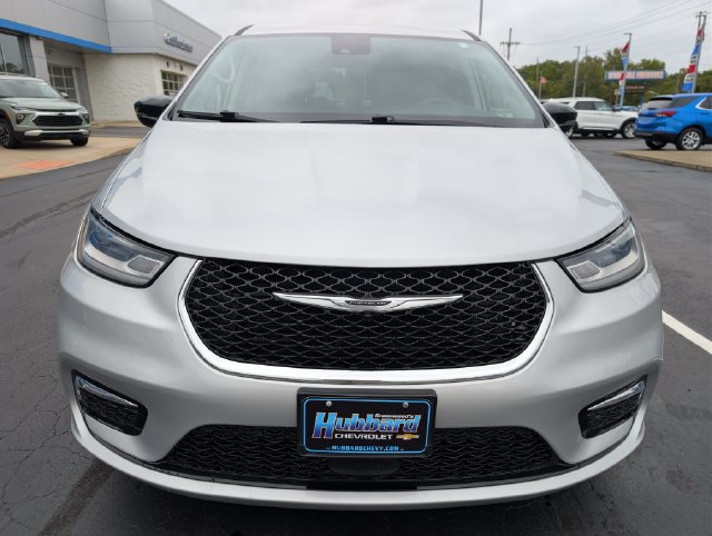 Used 2024 Chrysler Pacifica Touring-L FWD image 8