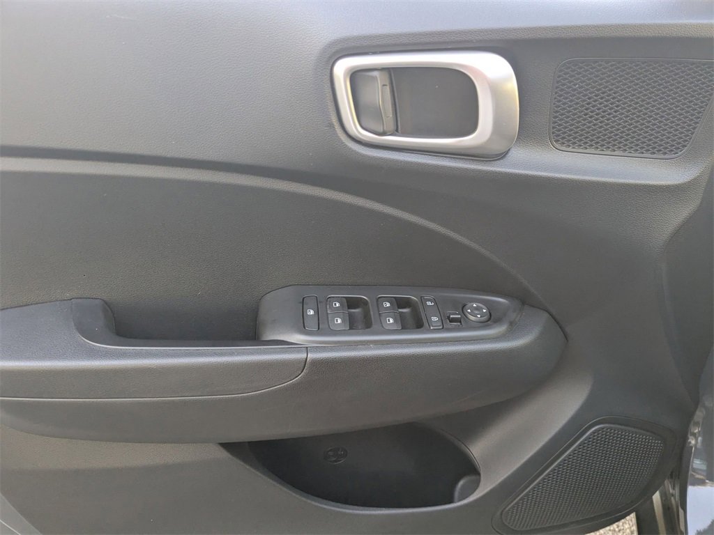 Used 2025 Hyundai Venue SEL image 14