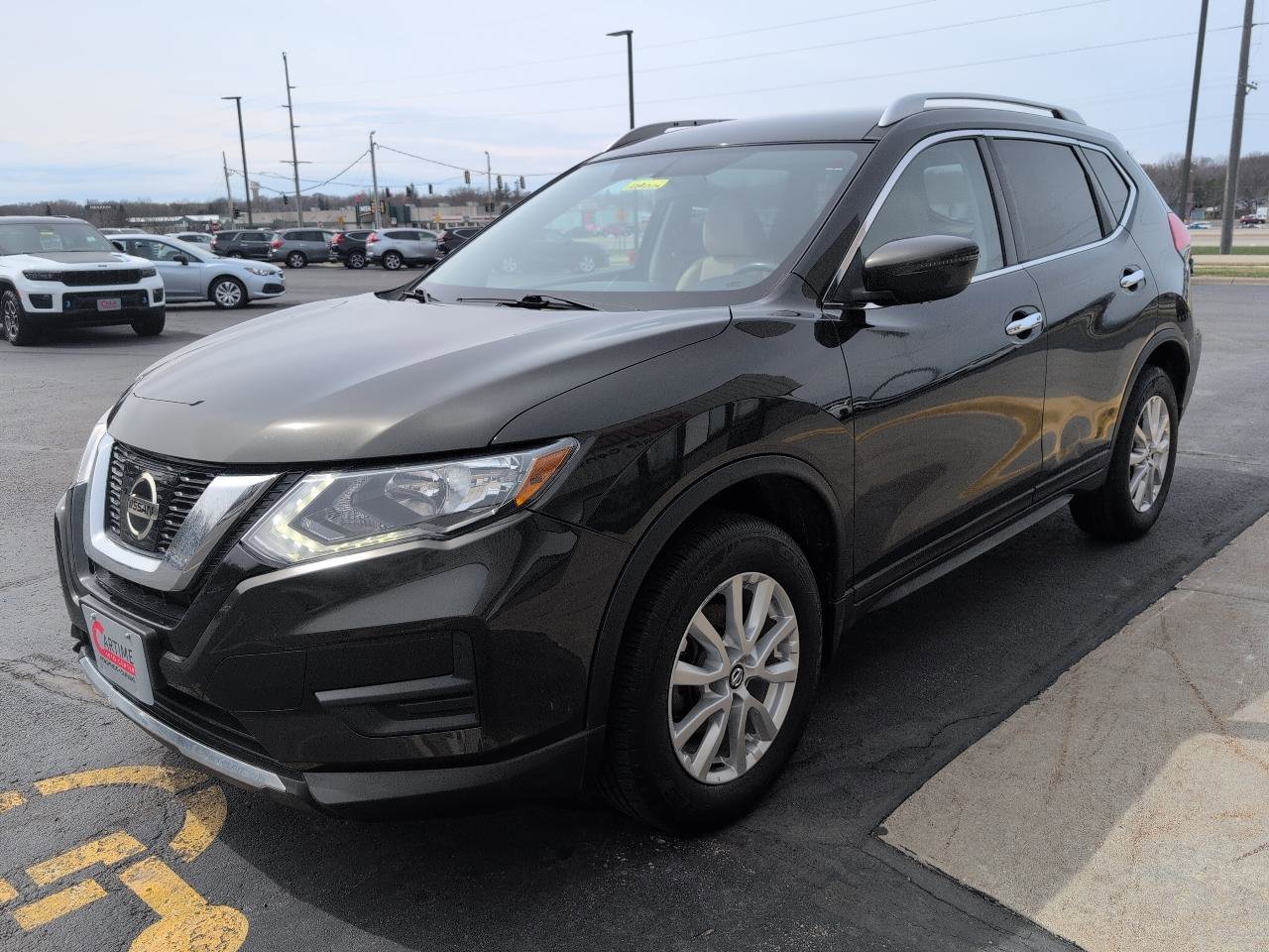 Used 2017 Nissan Rogue SV image 4