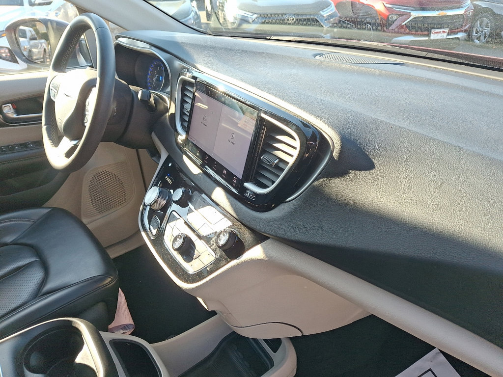 Certified 2023 Chrysler Pacifica Touring-L image 11