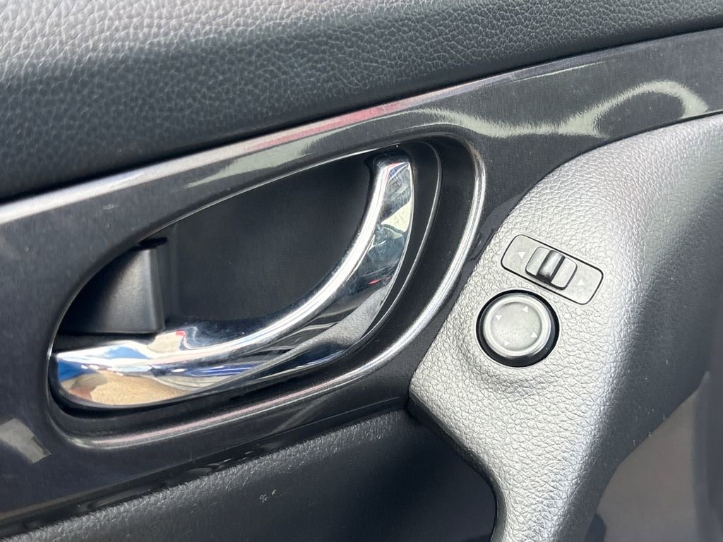 Used 2017 Nissan Rogue S image 9