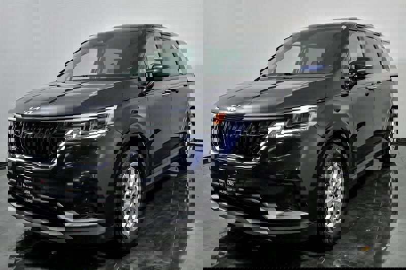 Used 2023 Kia Carnival LX image 5