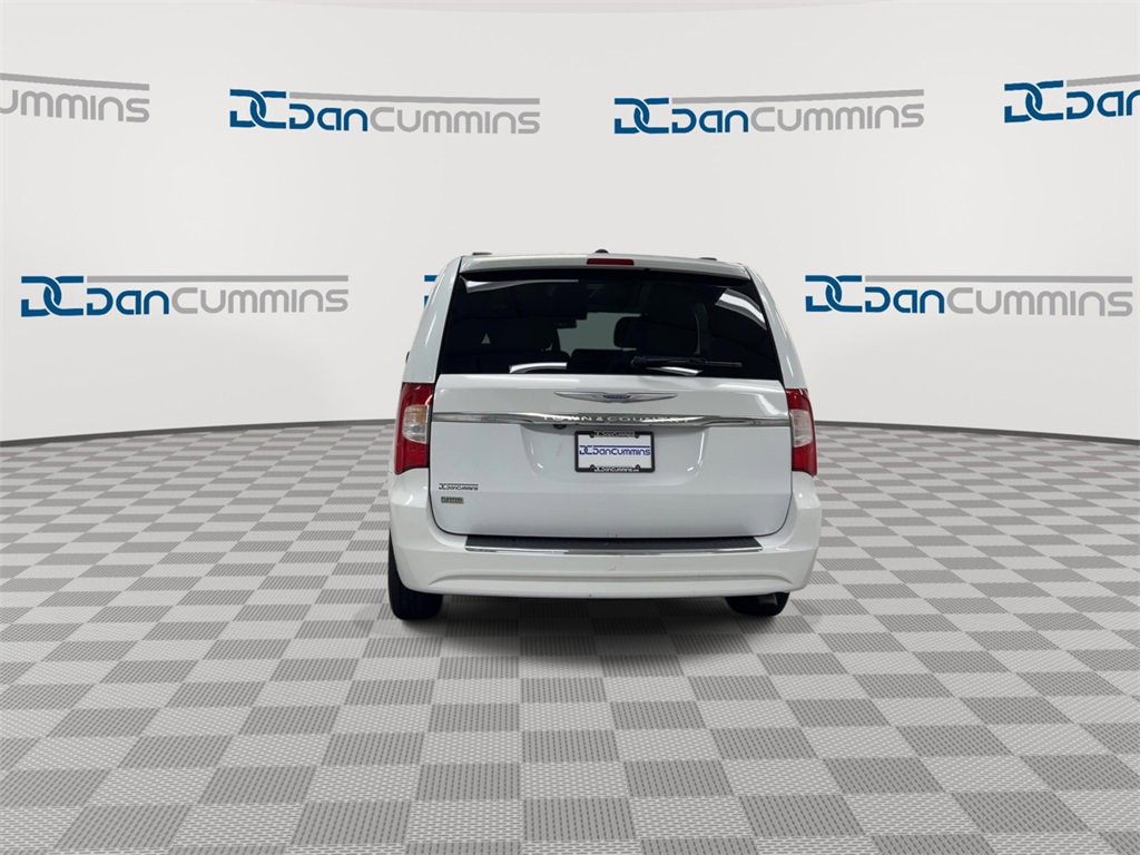 Used 2016 Chrysler Town & Country Touring image 7