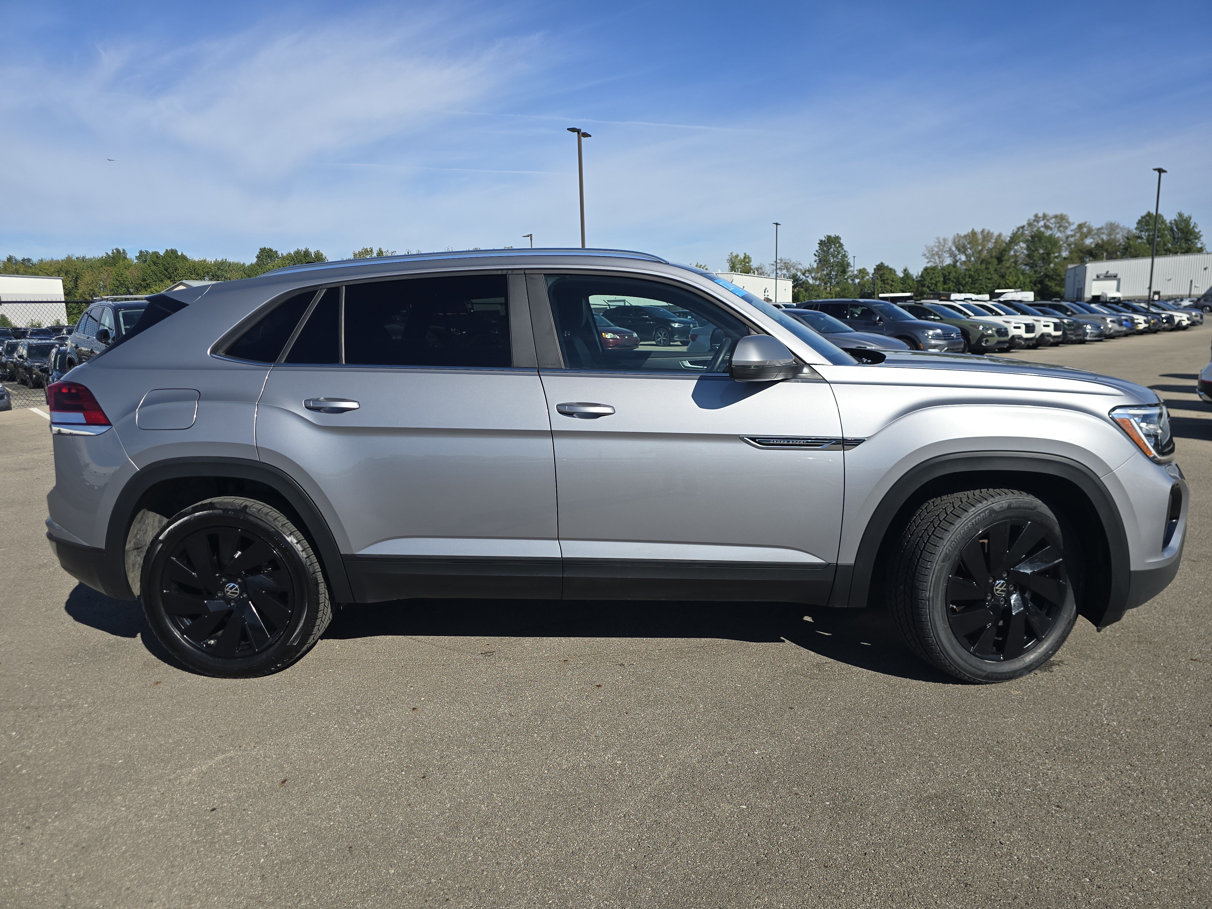 Used 2024 Volkswagen Atlas Cross Sport SE FWD image 8