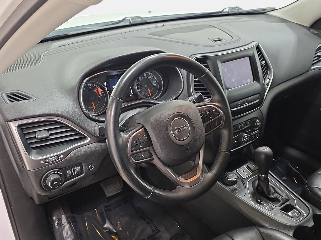 Used 2019 Jeep Cherokee Latitude Plus w/ Comfort/Convenience Group AWD/4WD image 16