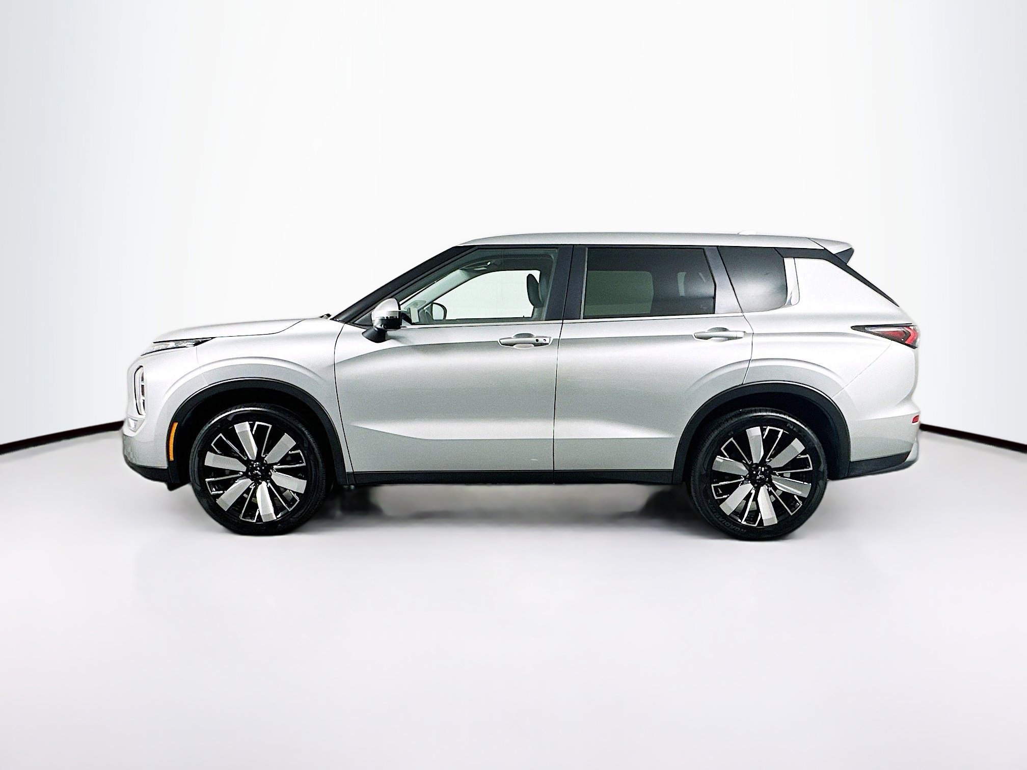 Used 2025 Mitsubishi Outlander SE image 4