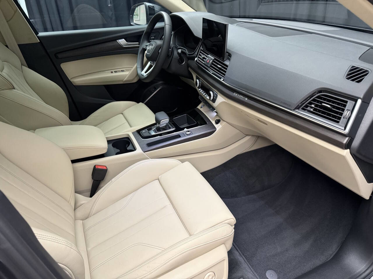 Used 2024 Audi Q5 e Premium w/ Convenience Package image 23