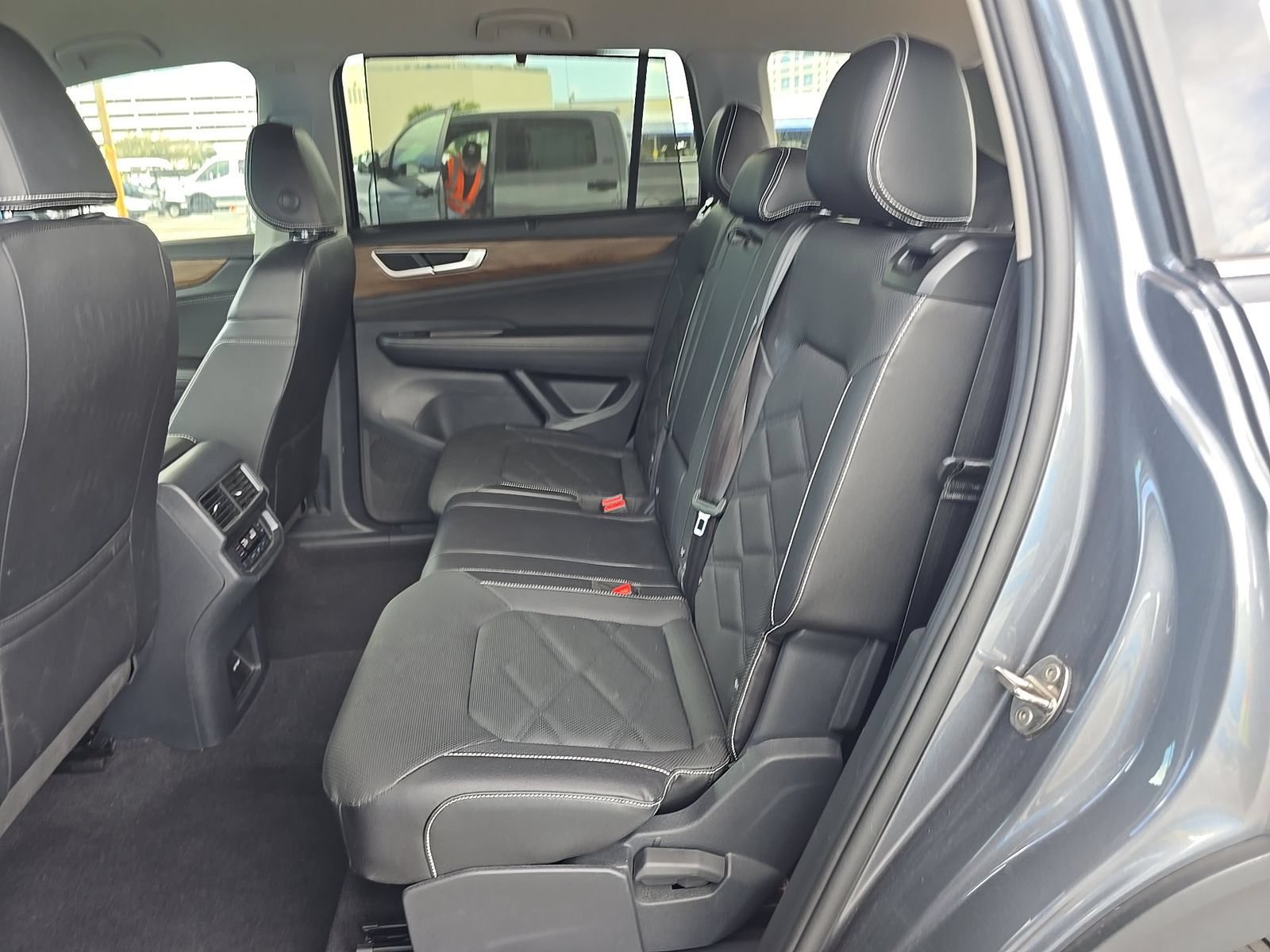 Used 2025 Volkswagen Atlas SE FWD image 4