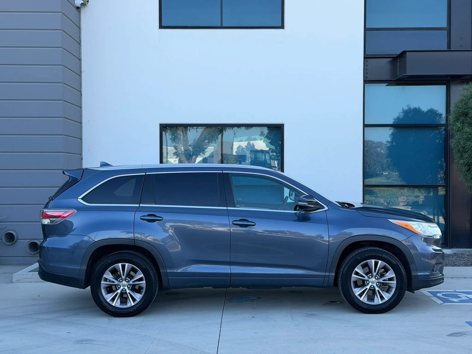 Used 2014 Toyota Highlander XLE FWD image 4