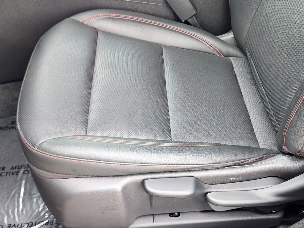 Certified 2025 Chevrolet Trax RS w/ Sunroof Package FWD image 25
