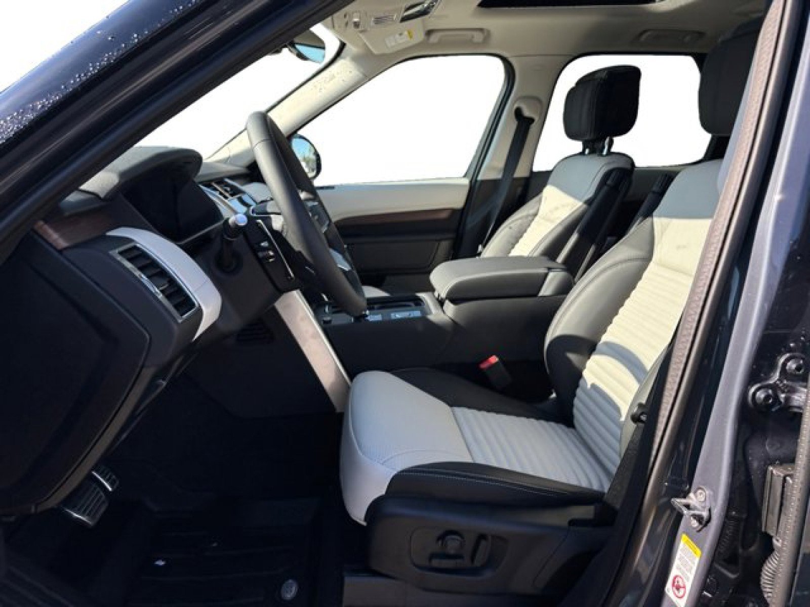 New 2025 Land Rover Discovery Dynamic SE image 10