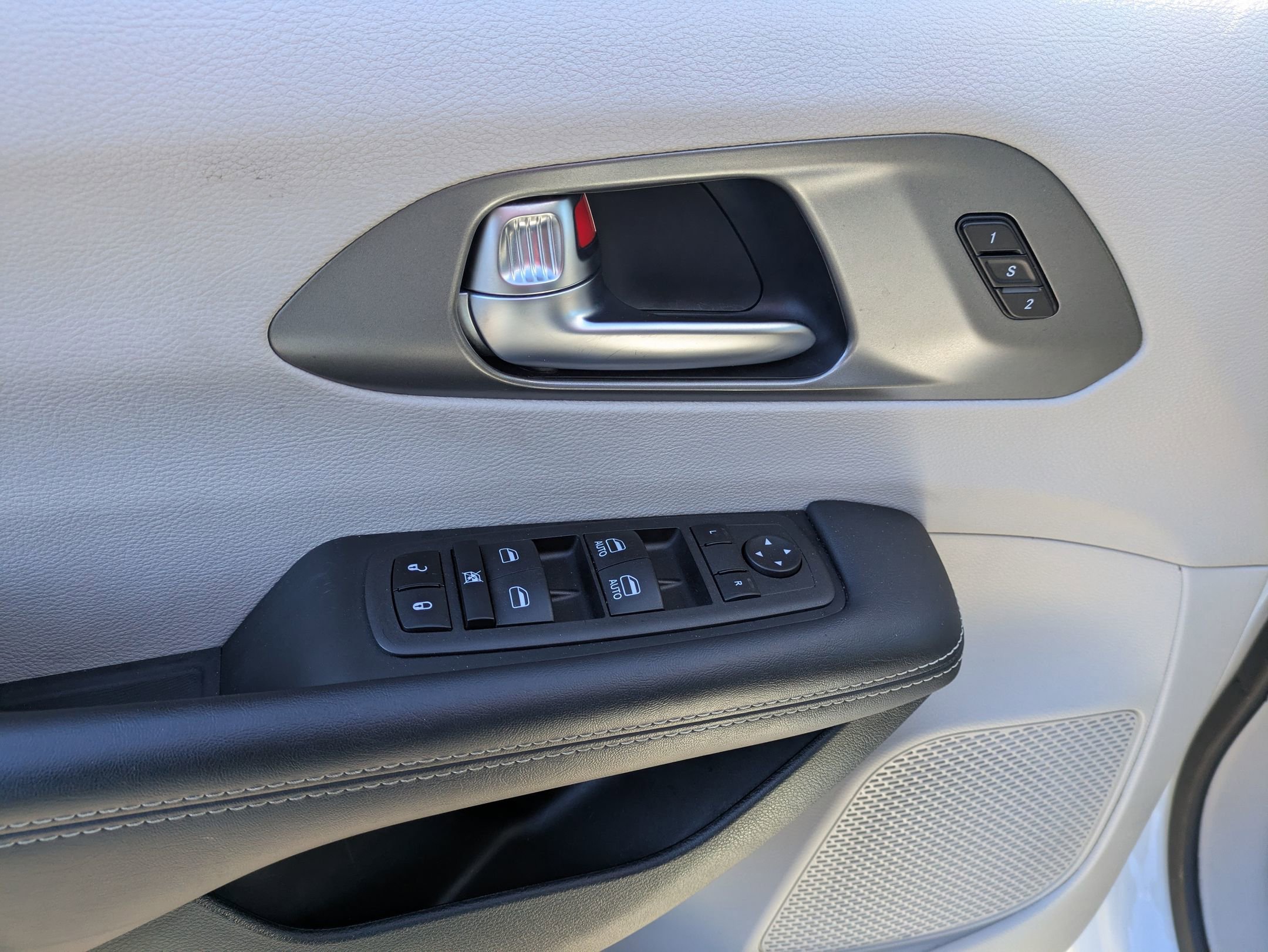 Used 2023 Chrysler Pacifica Touring-L image 16