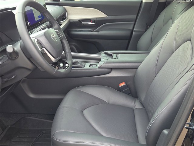 Used 2025 Toyota Grand Highlander AWD image 17