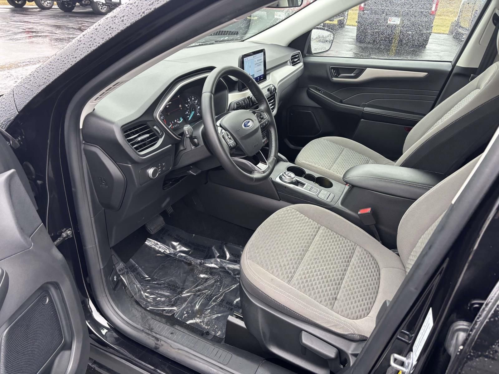 Used 2022 Ford Escape SE w/ SE Sport Appearance Package image 27