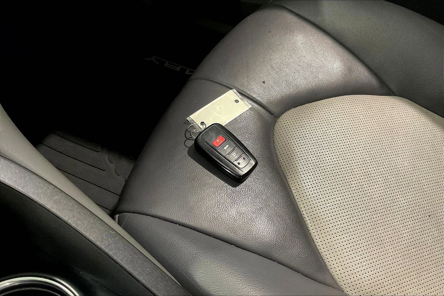 Used 2020 Toyota Camry XLE FWD image 34
