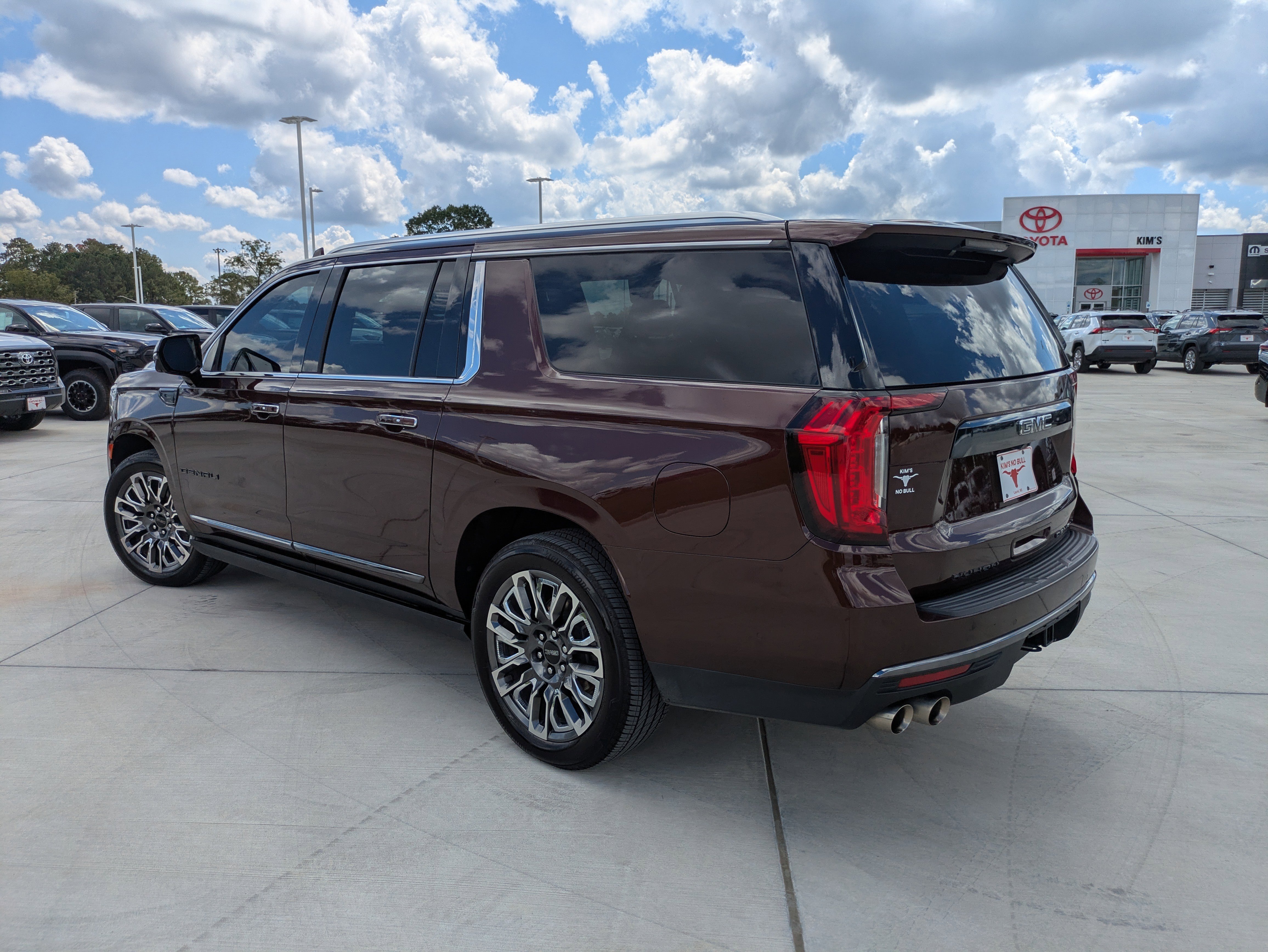 Used 2023 GMC Yukon XL Denali Ultimate w/ LPO, Floor Liner Package image 5