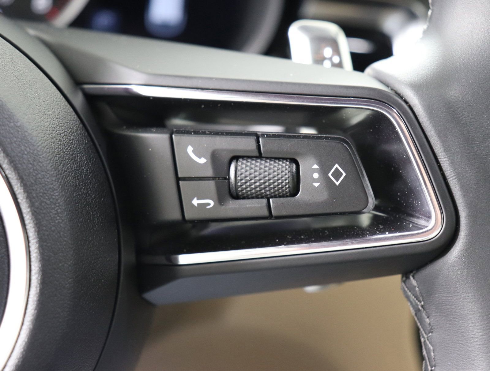 Used 2025 Porsche Macan image 33