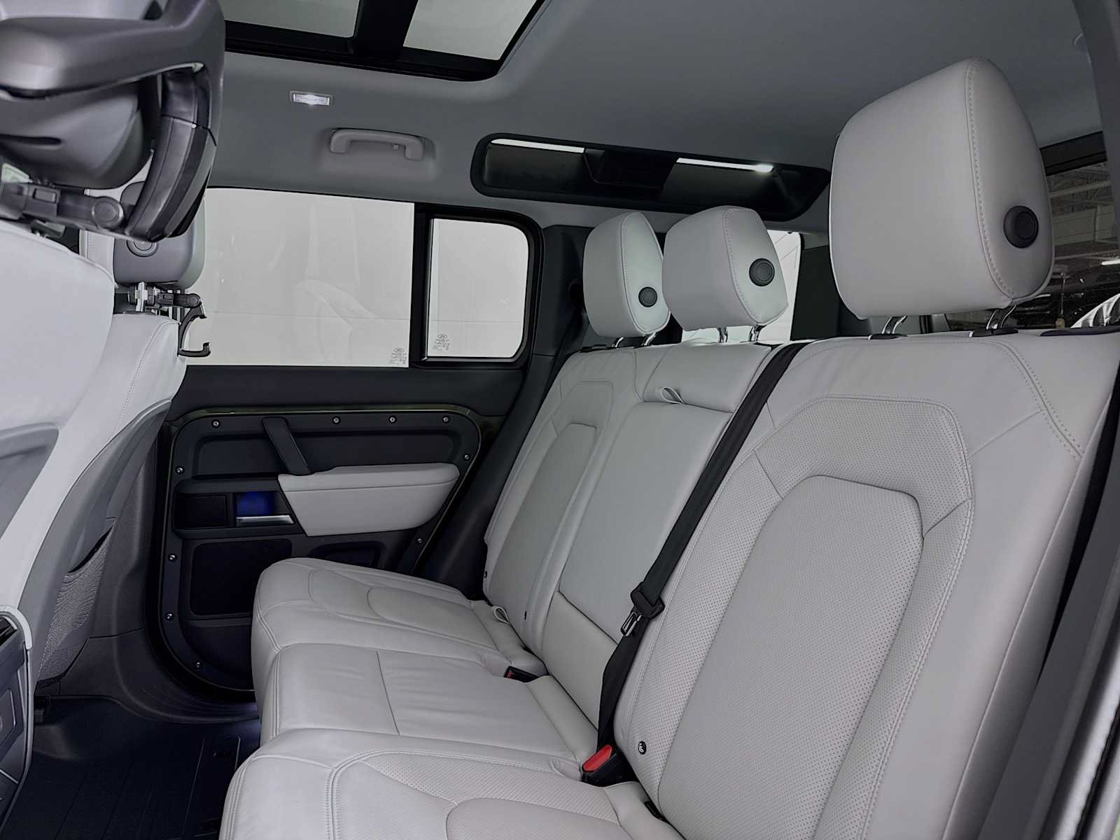 New 2026 Land Rover Defender 110 X-Dynamic SE AWD/4WD image 21