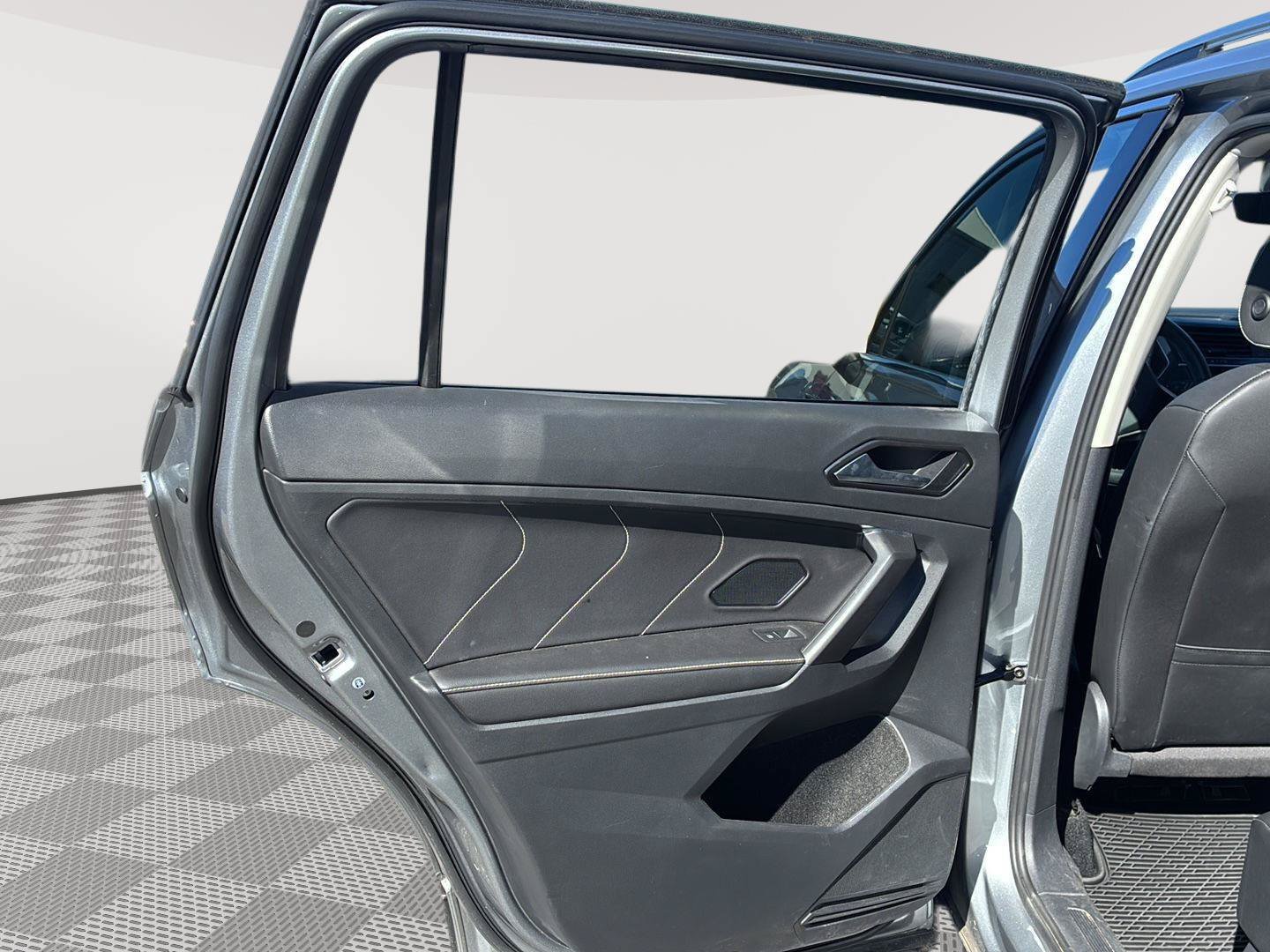 Used 2023 Volkswagen Tiguan SE w/ Panoramic Sunroof Package AWD/4WD image 19