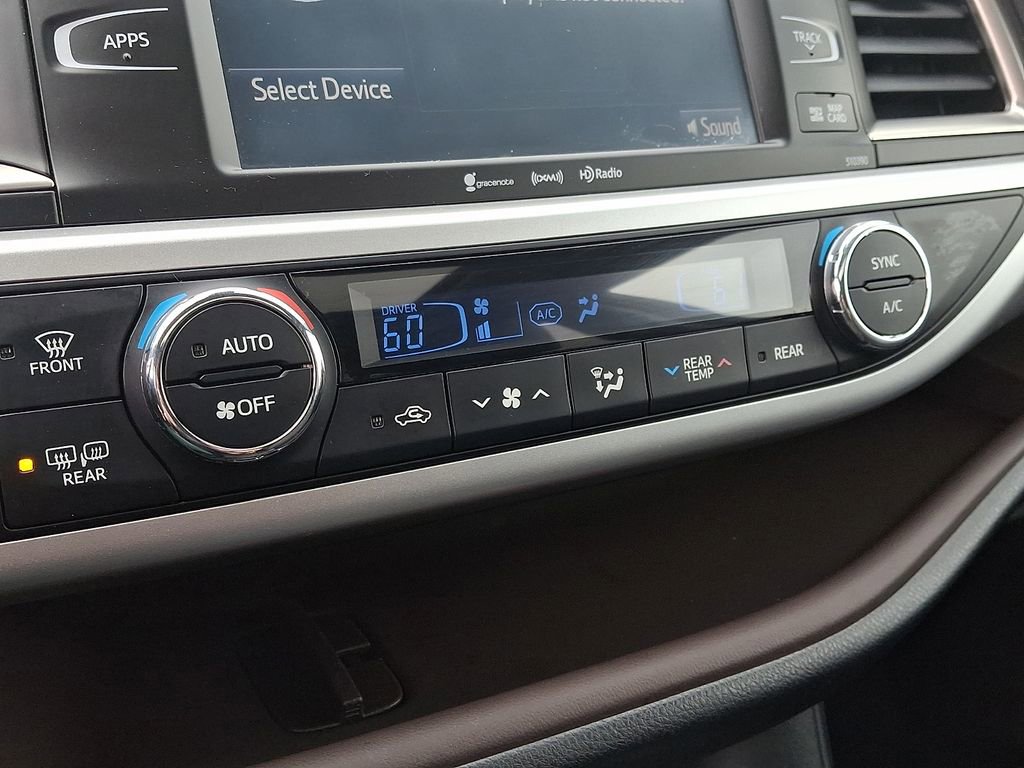 Used 2019 Toyota Highlander XLE AWD/4WD image 16