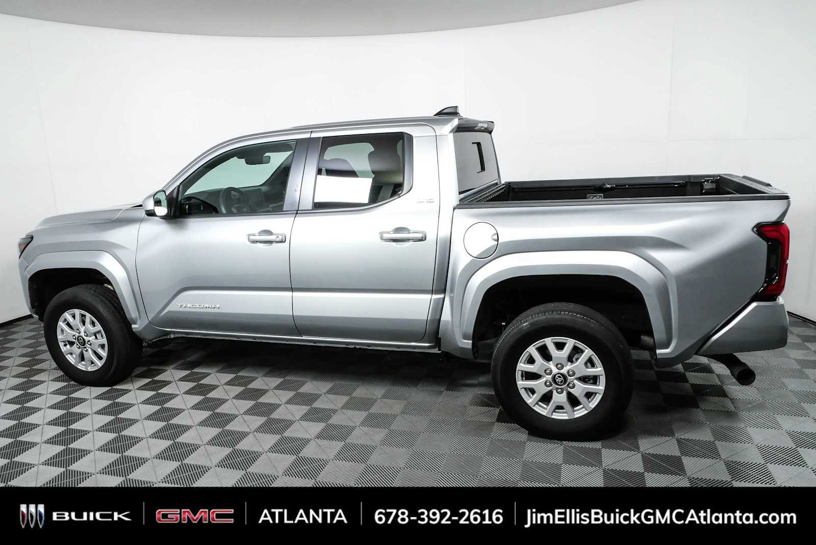 Used 2024 Toyota Tacoma SR5 AWD/4WD image 28