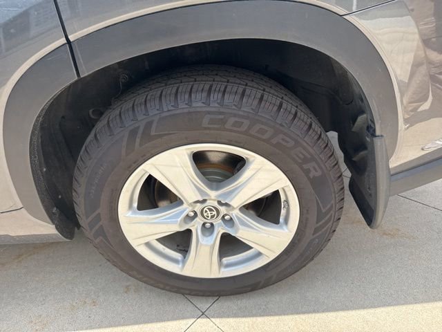 Used 2023 Toyota Highlander LE AWD/4WD image 11