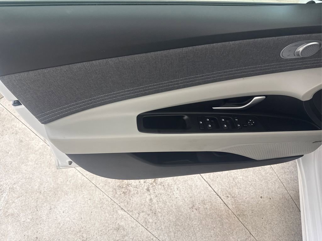 Used 2025 Hyundai Elantra Limited FWD image 27
