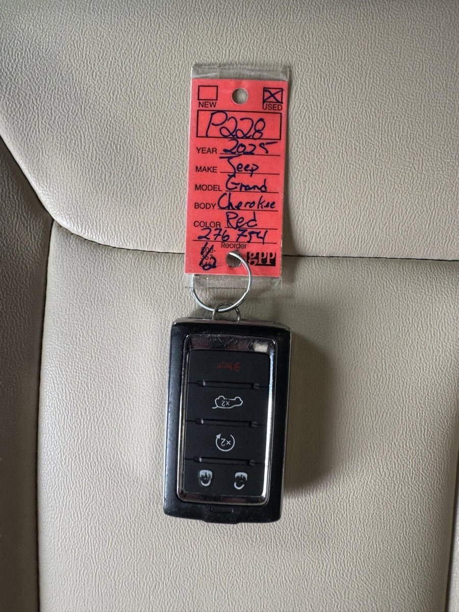 Used 2025 Jeep Grand Cherokee Limited AWD/4WD image 18