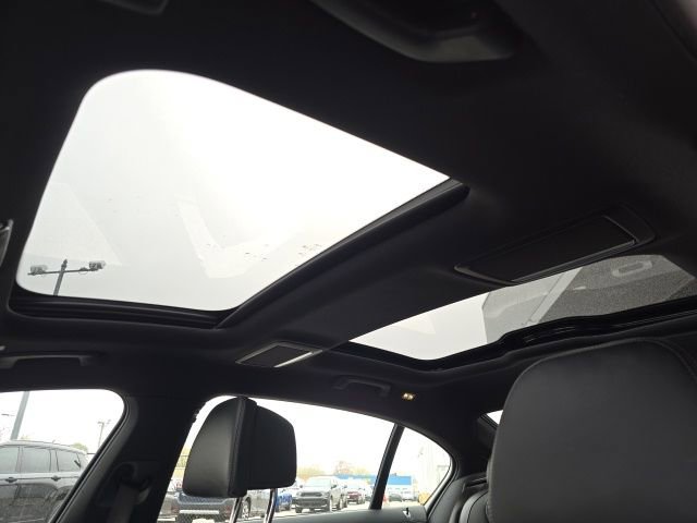 Used 2021 BMW 750i xDrive w/ M Sport Package image 28