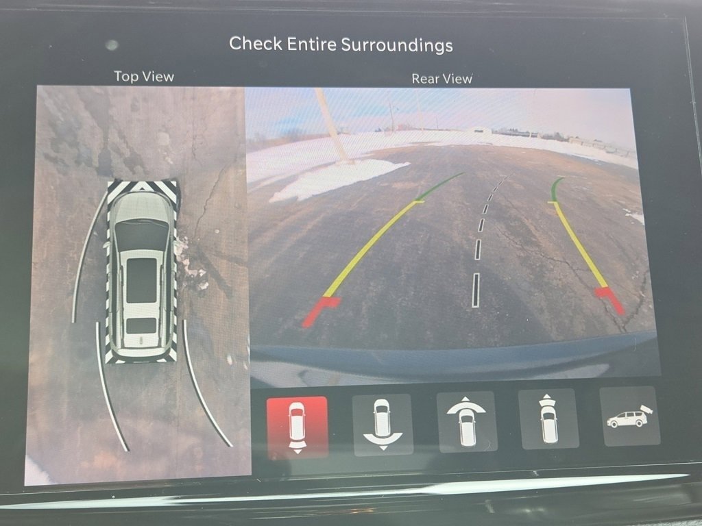 Used 2023 Chrysler Pacifica Limited w/ Uconnect Theater Family Group image 13