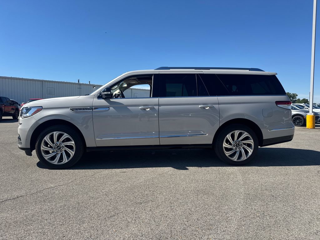 Used 2024 Lincoln Navigator L Reserve AWD/4WD image 3