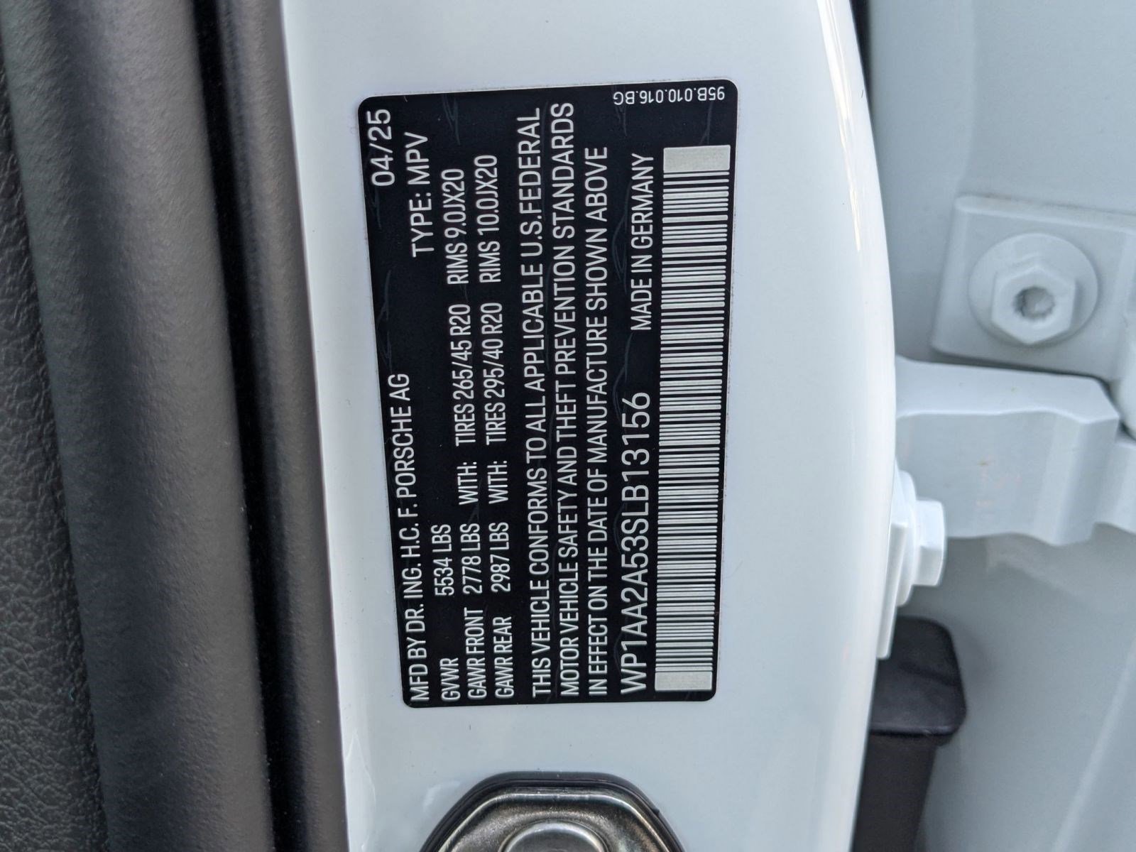 Certified 2025 Porsche Macan image 30