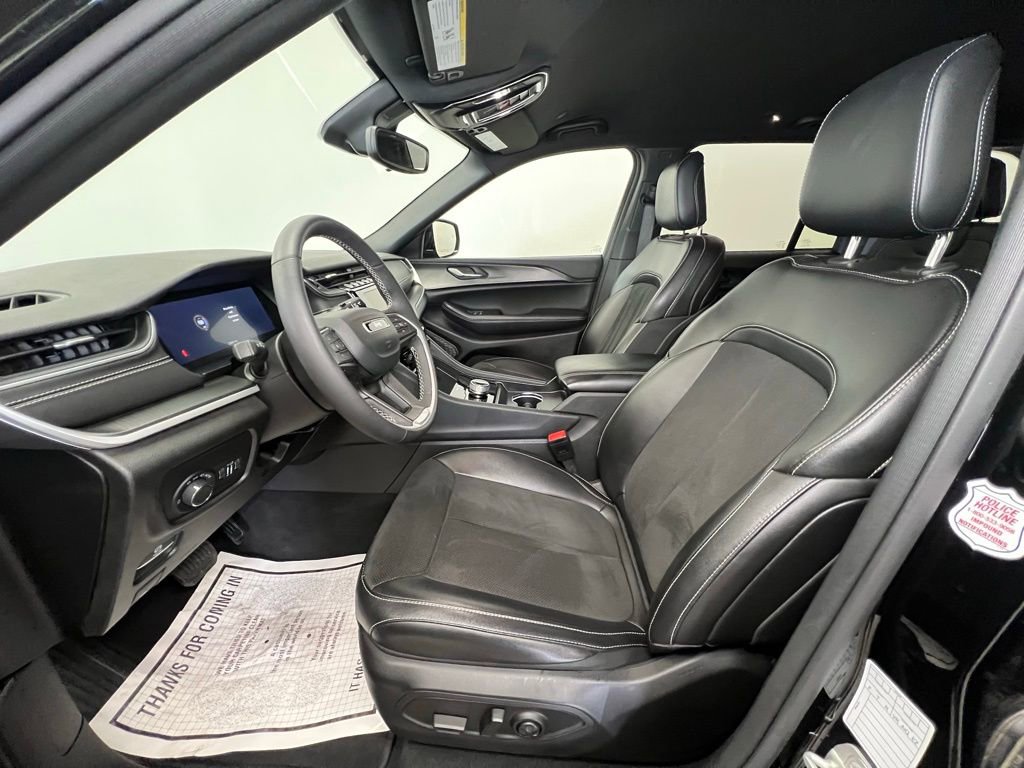 Used 2024 Jeep Grand Cherokee Altitude image 4