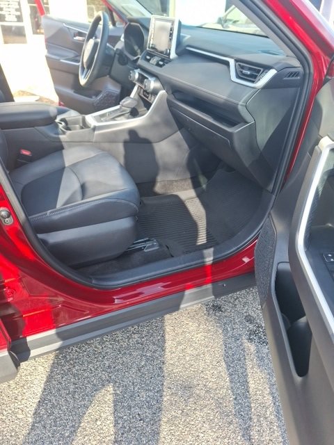 Used 2021 Toyota RAV4 XLE Premium image 25