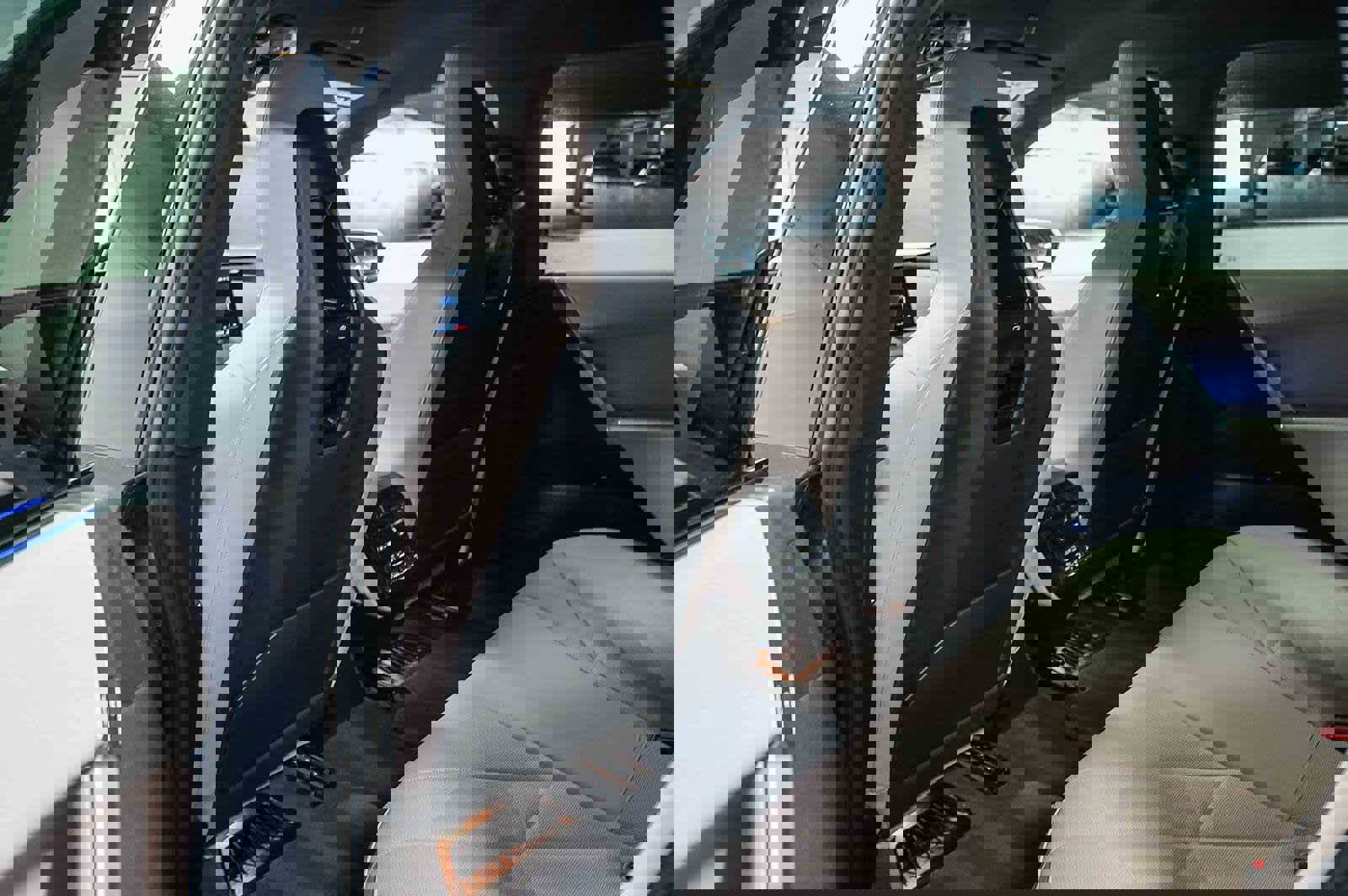 Used 2025 BMW iX xDrive50 w/ Sport Package image 22