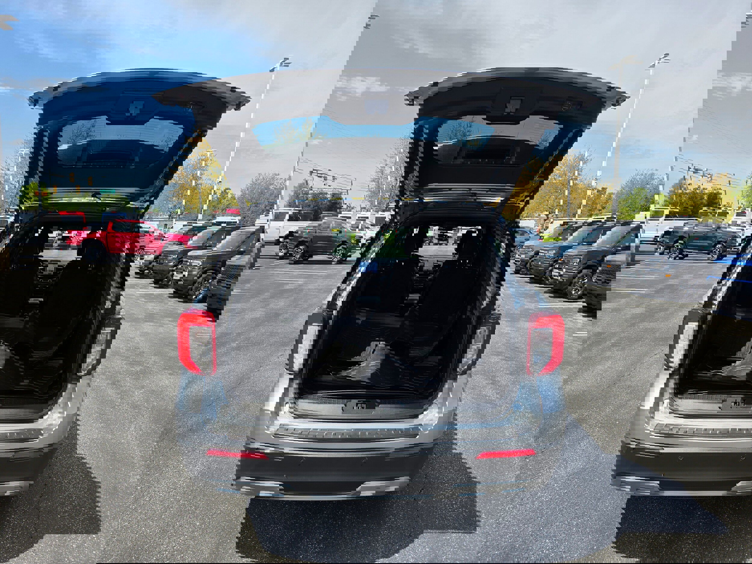 Used 2020 Ford Explorer XLT w/ Equipment Group 202A image 9