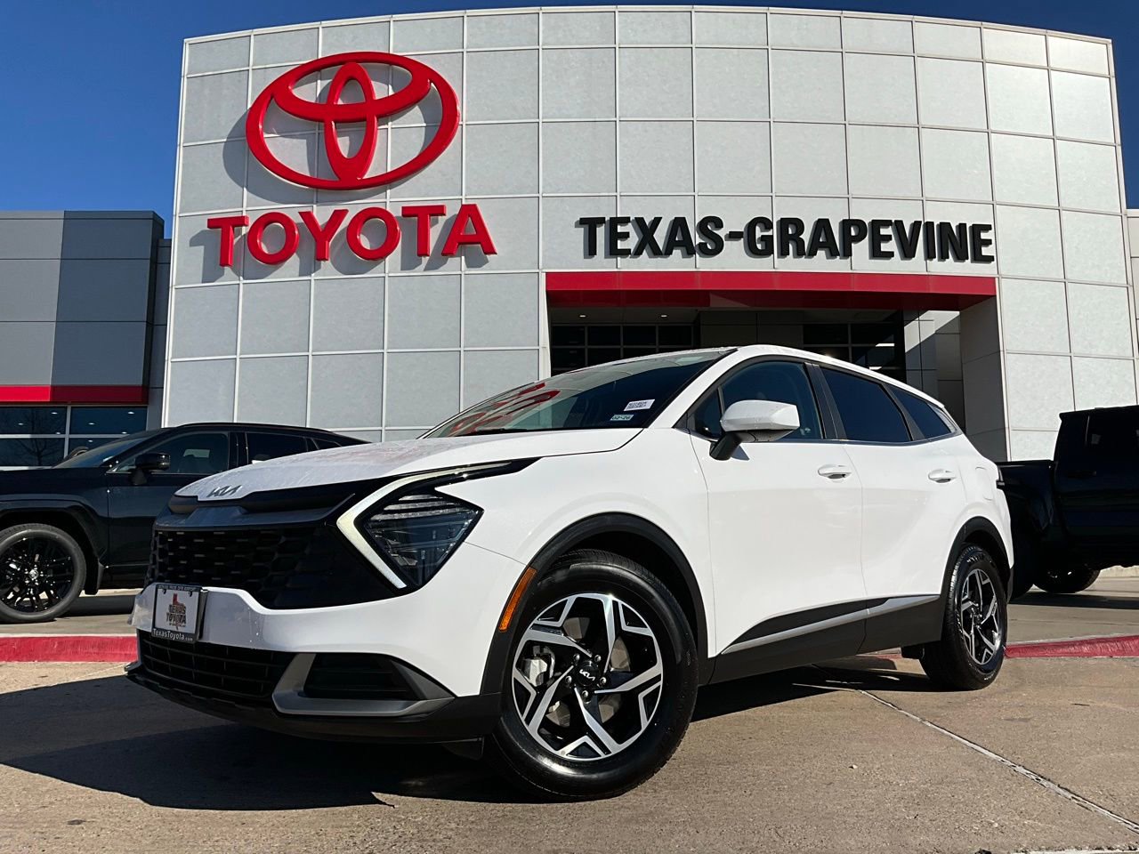 Used 2025 Kia Sportage LX image 2