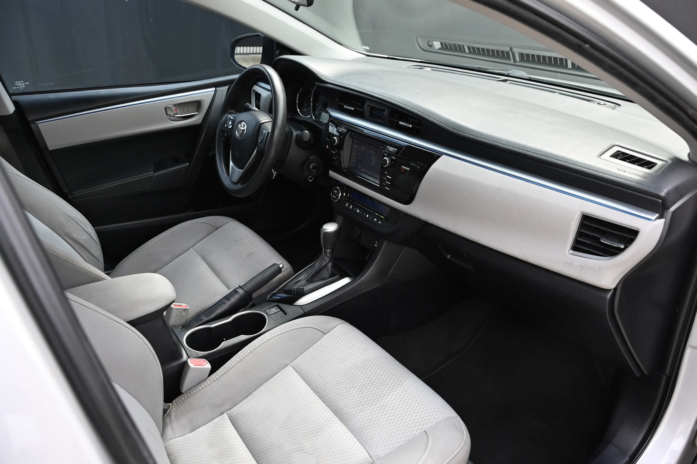 Used 2015 Toyota Corolla LE FWD image 15