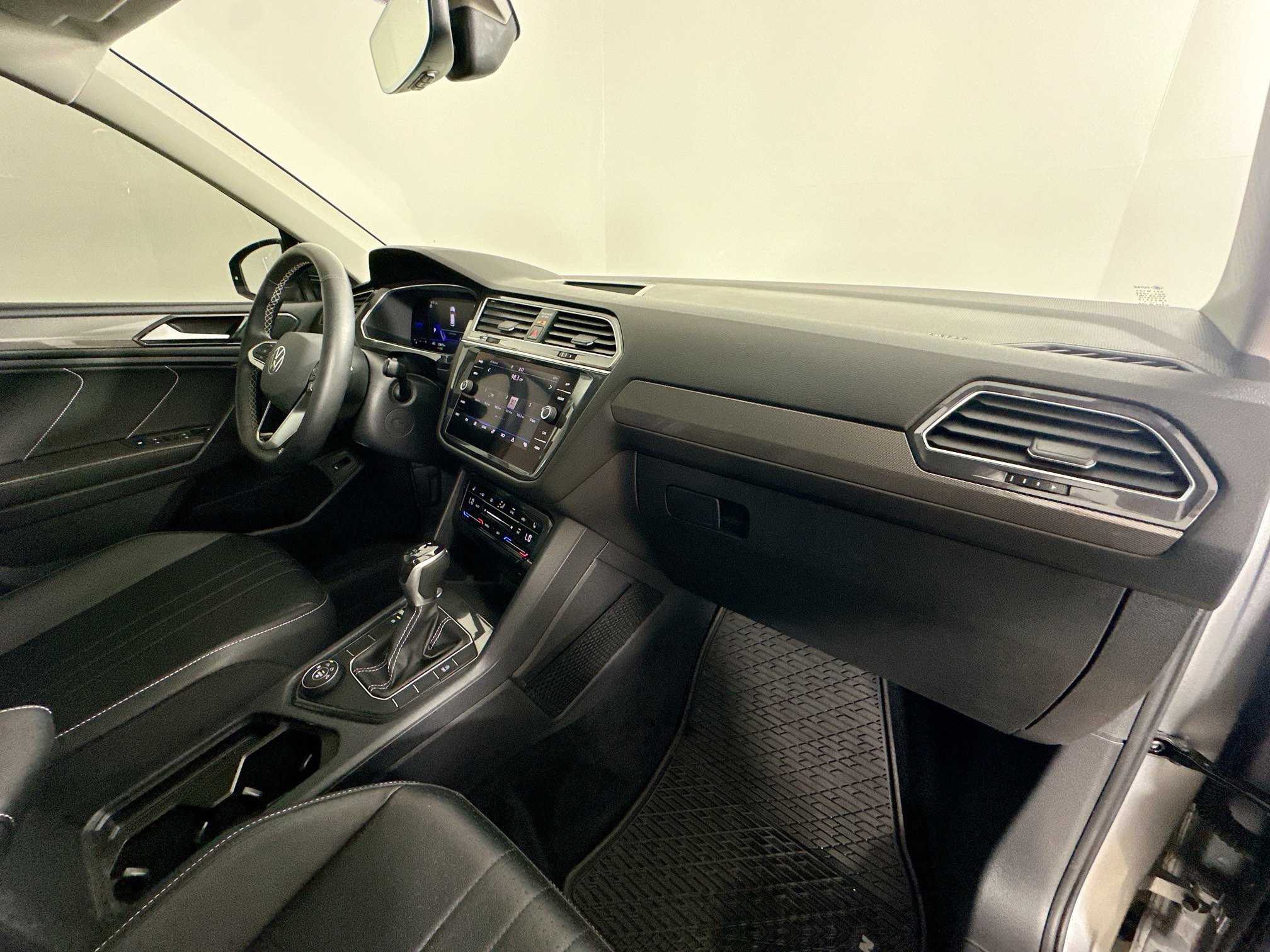 Used 2022 Volkswagen Tiguan SE AWD/4WD image 43