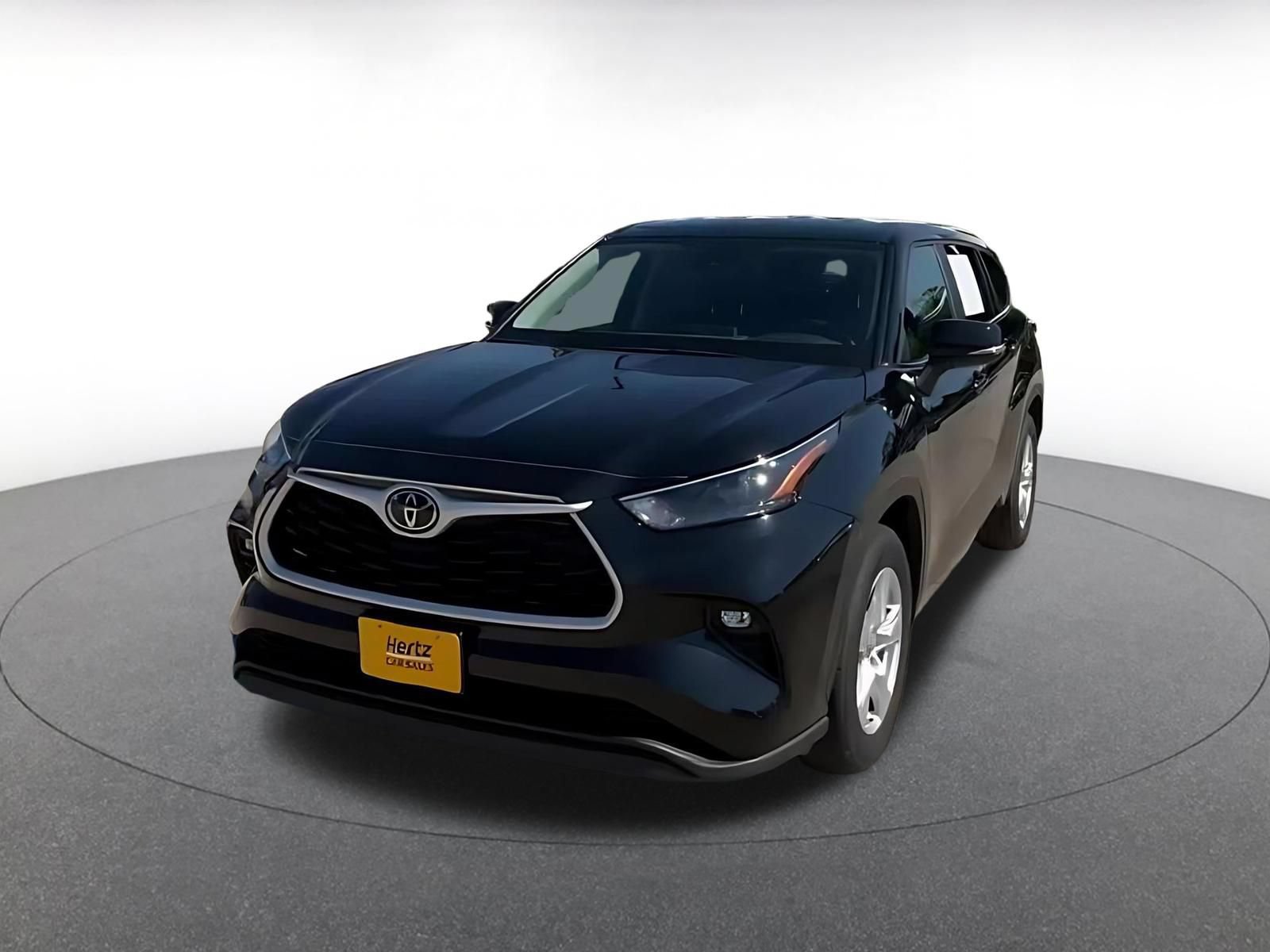 Used 2025 Toyota Highlander LE FWD image 5